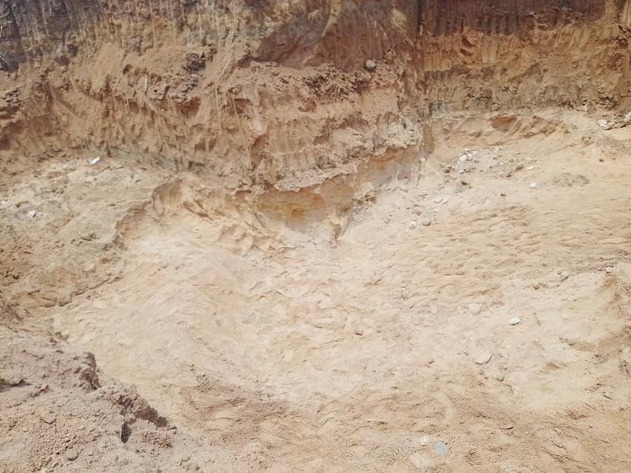 ಪಾವಗಡ ತಾಲ್ಲೂಕು ಅರಸೀಕೆರೆ ಹಂಪಯ್ಯನಕೆರೆಯಲ್ಲಿ ಮರಳು ತೆಗೆದು ಗುಂಡಿ ನಿರ್ಮಿಸಿರುವುದು