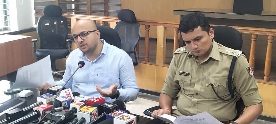 ಶಿವಮೊಗ್ಗದಲ್ಲಿ ಶುಕ್ರವಾರ ಜಿಲ್ಲಾಧಿಕಾರಿ ಗುರುದತ್ತ ಹೆಗಡೆ ಸುದ್ದಿಗೋಷ್ಠಿಯಲ್ಲಿ ಮಾಹಿತಿ ನೀಡಿದರು. ಎಸ್ಪಿ ಜಿ.ಕೆ.ಮಿಥುನ್ಕುಮಾರ್ ಚಿತ್ರದಲ್ಲಿದ್ದಾರೆ