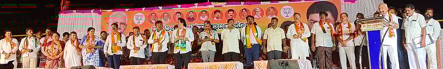 ಆನವಟ್ಟಿಯ ಬಹಿರಂಗ ಸಭೆಯಲ್ಲಿ ಮಾಜಿ ಮುಖ್ಯಮಂತ್ರಿ ಬಿ.ಎಸ್. ಯಡಿಯೂರಪ್ಪ, ಪುತ್ರ ಬಿ.ವೈ ರಾಘವೇಂದ್ರ ಪರ ಮತಯಾಚನೆ ಮಾಡುವಾಗ ವೇದಿಕೆಯಲ್ಲಿದ್ದ ಎಲ್ಲಾ ಗಣ್ಯರು ಎದ್ದು ನಿಂತರು