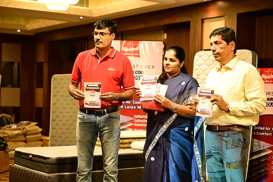 <div class="paragraphs"><p>ಬೆಂಗಳೂರಿನಲ್ಲಿ ಗುರುವಾರ ನೀಂದ್‌ ಮ್ಯಾಟ್ರೆಸಸ್‌ನಿಂದ ಏರ್‌ ಡ್ರಿಲ್‌ ತಂತ್ರಜ್ಞಾನ ಬಳಸಿ ತಯಾರಿಸಿರುವ ಡ್ರಿಲ್ಡ್‌ ಏರ್‌ ಕೂಲ್‌ ಮ್ಯಾಟ್ರೆಸ್‌ಗಳನ್ನು ಮಾರುಕಟ್ಟೆಗೆ ಪರಿಚಯಿಸಲಾಯಿತು. ಧನ್ಯಾ ಪ್ಲಾಸ್ಟಿಕ್ಸ್‌ ಆ್ಯಂಡ್‌ ಫೋಮ್ಸ್‌ ಕಂಪನಿಯ ವ್ಯವಸ್ಥಾಪಕ ನಿರ್ದೇಶಕ ಮಂಜುನಾಥ ಹೆಗಡೆ ಮತ್ತು ಜನರಲ್‌ ಮ್ಯಾನೇಜರ್‌ ವಿಶ್ವನಾಥ ಹೆಗಡೆ ಇದ್ದರು</p></div>