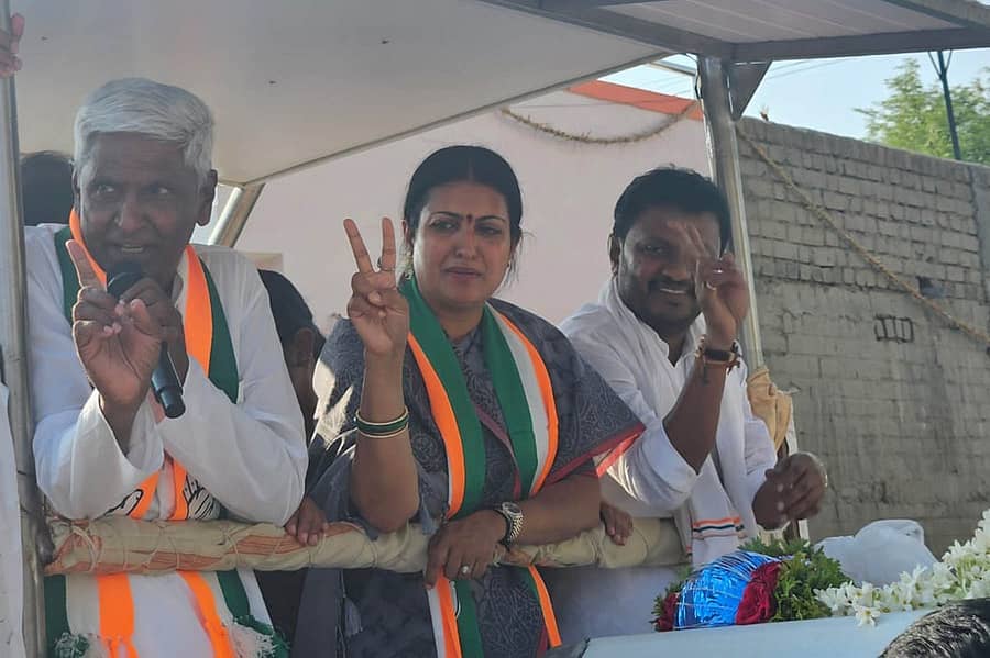 ಚನ್ನಗಿರಿ ಪಟ್ಟಣದಲ್ಲಿ ಶನಿವಾರ ಕಾಂಗ್ರೆಸ್ ಅಭ್ಯರ್ಥಿ ಡಾ. ಪ್ರಭಾ ಮಲ್ಲಿಕಾರ್ಜುನ್ ರೋಡ್ ಶೋ ನಡೆಸಿದರು