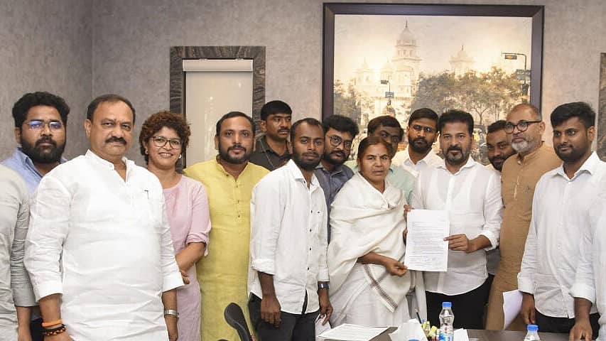 <div class="paragraphs"><p>ಹೈದರಾಬಾದ್‌ನಲ್ಲಿ ಮುಖ್ಯಮಂತ್ರಿ ರೇವಂತ ರೆಡ್ಡಿ ಅವರನ್ನು ರಾಧಿಕಾ ವೇಮುಲ ಅವರು ಭೇಟಿ ಮಾಡಿ ಮನವಿ ಸಲ್ಲಿಸಿದರು</p></div>