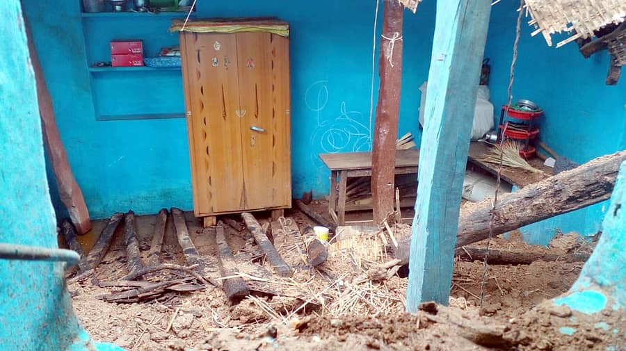 ಕಂಪ್ಲಿ ಪಟ್ಟಣದ 15ನೇ ವಾರ್ಡ್ನಲ್ಲಿ ಮಳೆಯಿಂದಾಗಿ ಮನೆಯೊಂದರ ಚಾವಣಿ ಕುಸಿದು ಬಿದ್ದಿರುವುದು