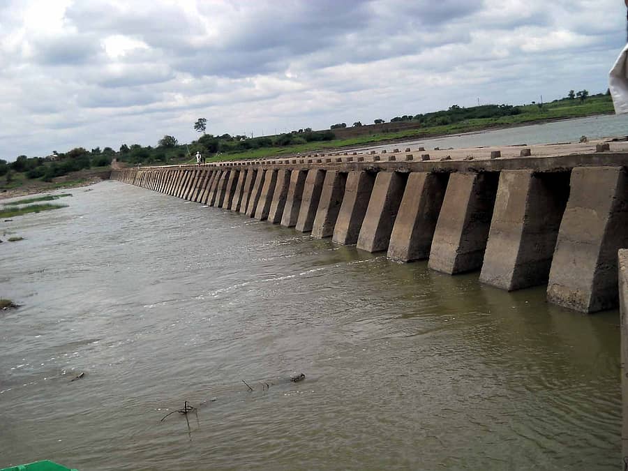 ಮುಳುಗಡೆಯಾದ ಕಡಣಿ ಬ್ಯಾರೇಜು ಬೇಸಿಗೆಯಲ್ಲಿ ಮಾತ್ರ ಕಂಡು ಬರುತ್ತದೆ