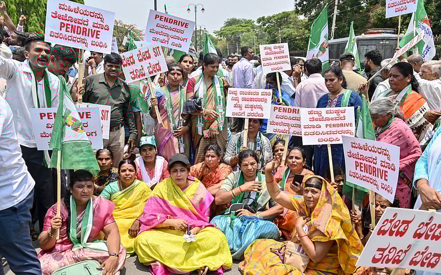 ‘ಪೆನ್ಡ್ರೈವ್ ಪ್ರಕರಣವನ್ನು ಸಿಬಿಐಗೆ ಒಪ್ಪಿಸಬೇಕು’ ಎಂದು ಒತ್ತಾಯಿಸಿ ಜೆಡಿಎಸ್ ನಗರ (ಜಿಲ್ಲಾ) ಘಟಕದ ಸದಸ್ಯರು ಜಿಲ್ಲಾಧಿಕಾರಿ ಕಚೇರಿ ಮುಂದೆ ಬುಧವಾರ ಪ್ರತಿಭಟಿಸಿದರು –ಪ್ರಜಾವಾಣಿ ಚಿತ್ರ