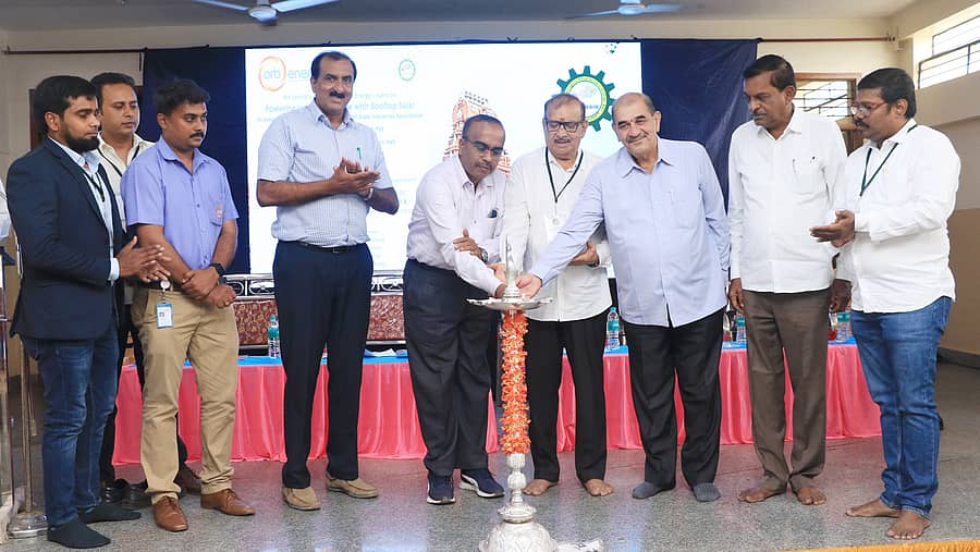 ಚಾಮರಾಜನಗರದಲ್ಲಿ ನಡೆದ ಕೈಗಾರಿಕೆಗಳಲ್ಲಿ ಸೋಲಾರ್‌ ಬಳಕೆ ಕುರಿತ ಅರಿವು ಕಾರ್ಯಕ್ರಮವನ್ನು ಕೈಗಾರಿಕಾ ಇಲಾಖೆ ಜಂಟಿ ನಿರ್ದೇಶಕ ಶಿವಲಿಂಗಯ್ಯ ಉದ್ಘಾಟಿಸಿದರು. ಯಶವಂತ, ಎ.ಜಯಸಿಂಹ, ಜಿ.ಎಂ.ಹೆಗಡೆ, ಪ್ರಭಾಕರ್‌ ಇತರರು ಪಾಲ್ಗೊಂಡಿದ್ದರು 