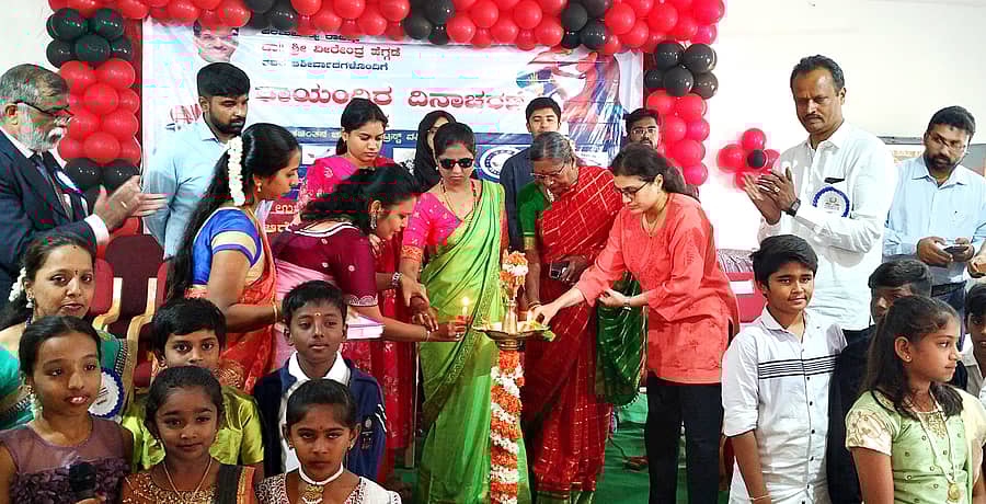 ನೆಲಮಂಗಲ ತಾಲ್ಲೂಕಿನ ಗೊಲ್ಲಹಳ್ಳಿಯಲ್ಲಿ ಹಿತಚಿಂತನ ಚಾರಿಟೆಬಲ್ ಟ್ರಸ್ಟ್ ವತಿಯಿಂದ ವಿಶ್ವ ತಾಯಂದಿರ ದಿನದ ಪ್ರಯುಕ್ತ ಹಮ್ಮಿಕೊಂಡಿದ್ದ ಸ್ತನ ಕ್ಯಾನ್ಸರ್ ತಪಾಸಣೆ ಹಾಗೂ ಉಚಿತ ಆರೋಗ್ಯ ಶಿಬಿರವನ್ನು ಬೆಳಕು ಅಕಾಡೆಮಿ ಅಧ್ಯಕ್ಷೆ ಅಶ್ವಿನಿ ಅಂಗಡಿ ಉದ್ಘಾಟಿಸಿದರು