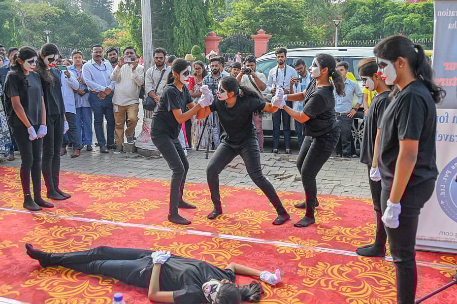 ಫ್ಲಾರೆನ್ಸ್ ನೈಟಿಂಗೇಲ್ ಪ್ರಶಸ್ತಿ ಪ್ರದಾನ ಸಮಿತಿ, ಅಂತರರಾಷ್ಟ್ರೀಯ ಶುಶ್ರೂಷಕರ ದಿನಾಚರಣೆ ಅಂಗವಾಗಿ ನಗರದಲ್ಲಿ ಭಾನುವಾರ ಆಯೋಜಿಸಿದ್ದ ರ್ಯಾಲಿ ವೇಳೆ ನರ್ಸಿಂಗ್ ವಿದ್ಯಾರ್ಥಿಗಳು ಕಿರು ನಾಟಕ ಪ್ರದರ್ಶಿಸಿದರು. – ಪ್ರಜಾವಾಣಿ ಚಿತ್ರ