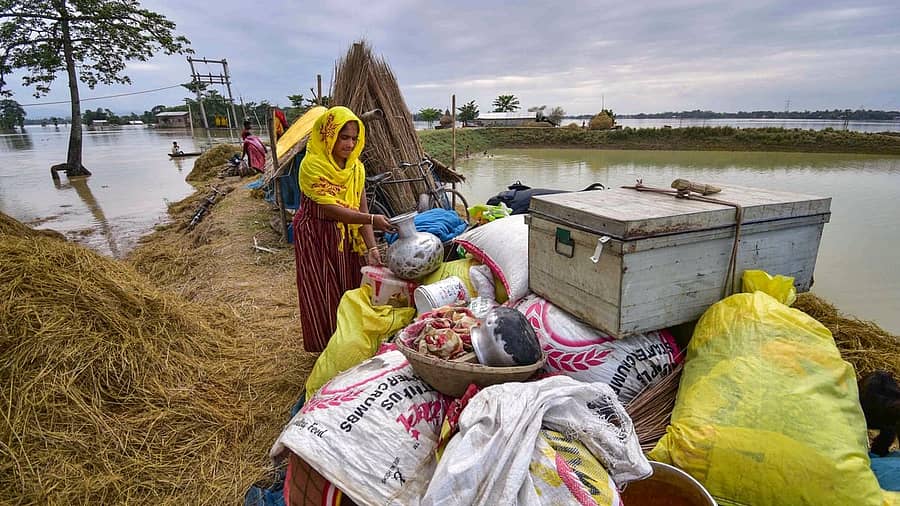 <div class="paragraphs"><p>ಪ್ರವಾಹ ಪೀಡಿತ ಅಸ್ಸಾಂನ ನಾಗಾವ್ ಜಿಲ್ಲೆಯ ಕಂಪುರ ಗ್ರಾಮದ ಮಹಿಳೆ ತನ್ನ ಸಾಮಗ್ರಿಗಳೊಂದಿಗೆ ಎತ್ತರದ ಪ್ರದೇಶವೊಂದರಲ್ಲಿ ಶುಕ್ರವಾರ ಆಶ್ರಯ ಪಡೆದಿರುವುದು</p></div>