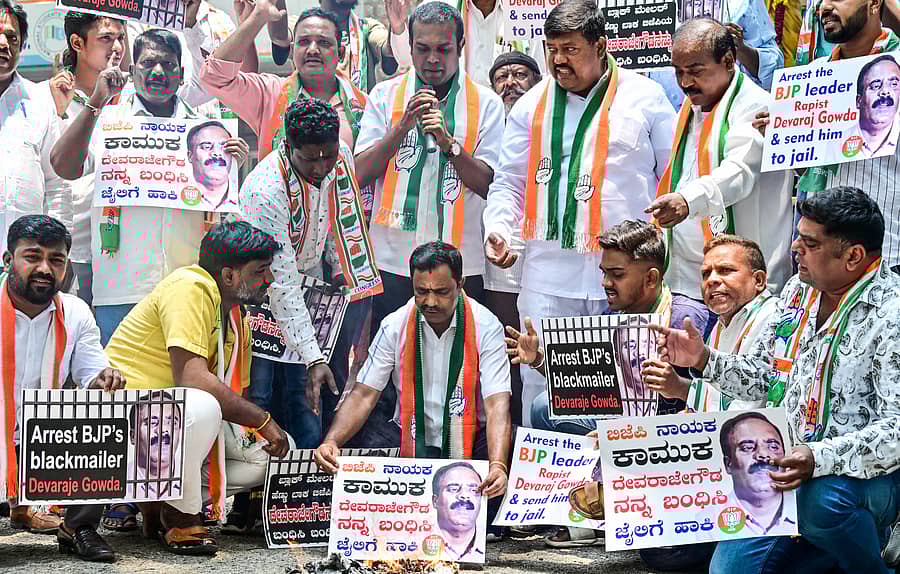 ಬಿಜೆಪಿ ಮುಖಂಡ ದೇವರಾಜೇಗೌಡ ಅವರನ್ನು ಬಂಧಿಸುವಂತೆ ಆಗ್ರಹಿಸಿ ಯುವ ಕಾಂಗ್ರೆಸ್‌ ಕಾರ್ಯಕರ್ತರು ಬೆಂಗಳೂರಿನ ರೇಸ್‌ಕೋರ್ಸ್‌ ರಸ್ತೆಯಲ್ಲಿರುವ ಕಾಂಗ್ರೆಸ್‌ ಭವನದ ಆವರಣದಲ್ಲಿ ಶುಕ್ರವಾರ ಪ್ರತಿಭಟನೆ ನಡೆಸಿದರು
– ಪ್ರಜಾವಾಣಿ ಚಿತ್ರ