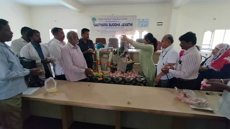 ಕನಕಪುರ ಹೊನ್ನಿಗನಹಳ್ಳಿ ಗ್ರಾಮ ಪಂಚಾಯಿತಿಯಲ್ಲಿ ಬುದ್ಧ ಜಯಂತಿಯಲ್ಲಿ ಡಾ.ಬಿ.ಸಿ.ಬೊಮ್ಮಯ್ಯ ಪುಷ್ಪನಮನ ಸಲ್ಲಿಸಿದರು