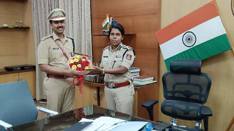 ಹುಬ್ಬಳ್ಳಿ–ಧಾರವಾಡ ಪೊಲೀಸ್ ಕಮಿಷನರೇಟ್ನ ನೂತನ ಡಿಸಿಪಿ (ಕಾನೂನು–ಸುವ್ಯವಸ್ಥೆ) ಆಗಿ ಅಧಿಕಾರ ವಹಿಸಿಕೊಂಡ ಕುಶಾಲ್ ಚೌಕ್ಸೆ ಅವರಿಗೆ ಪೊಲೀಸ್ ಕಮಿಷನರ್ ರೇಣುಕಾ ಸುಕುಮಾರ್ ಅವರು ಹೂಗುಚ್ಛ ನೀಡಿ, ಶುಭಾಶಯ ಕೋರಿದರು