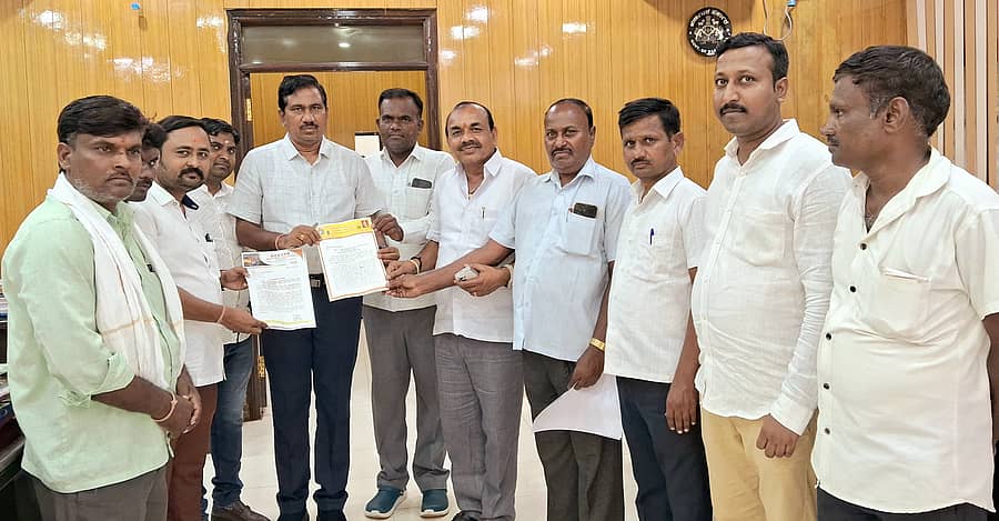 ಟೋಕರೆ ಕೋಳಿ ಸಮಾಜ ಸಂಘದವರು ಬೀದರ್ನಲ್ಲಿ ಶನಿವಾರ ಜಿಲ್ಲಾಧಿಕಾರಿ ಗೋವಿಂದ ರೆಡ್ಡಿ ಅವರಿಗೆ ಮನವಿ ಪತ್ರ ಸಲ್ಲಿಸಿದರು