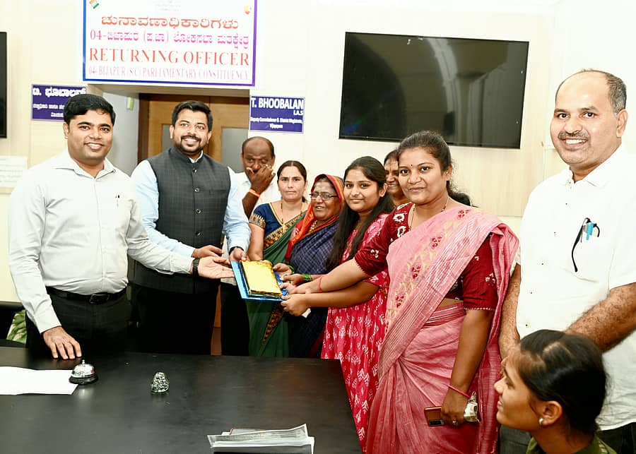 ವಿಜಯಪುರ ಜಿಲ್ಲಾಧಿಕಾರಿಗಳ ಕಚೇರಿ ಸಭಾಂಗಣದಲ್ಲಿ ಶುಕ್ರವಾರ ನಡೆದ ಕಾರ್ಯಕ್ರಮದಲ್ಲಿ ಎಸ್.ಎಸ್.ಎಲ್.ಸಿ. ಪರೀಕ್ಷೆಯಲ್ಲಿ ಜಿಲ್ಲೆಗೆ ಹೆಚ್ಚು ಅಂಕ ಗಳಿಸಿದ ವಿದ್ಯಾರ್ಥಿಗಳನ್ನು ಜಿಲ್ಲಾಧಿಕಾರಿ ಟಿ.ಭೂಬಾಲನ್, ಜಿಲ್ಲಾ ಪಂಚಾಯ್ತಿ ಮುಖ್ಯ ಕಾರ್ಯನಿರ್ವಹಣಾಧಿಕಾರಿ ರಿಷಿ ಆನಂದ ಅಭಿನಂದಿಸಿದರು