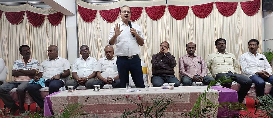 ಬ್ಯಾಟರಾಯನಪುರ ಕ್ಷೇತ್ರದ ಬಾಗಲೂರಿನ ವಿಜಯಜ್ಯೋತಿ ಪಬ್ಲಿಕ್ ಶಾಲೆಯಲ್ಲಿ ಆಯೋಜಿಸಿದ್ದ ಚುನಾವಣಾ ಪ್ರಚಾರ ಸಭೆಯನ್ನು ಉದ್ದೇಶಿಸಿ ಬೆಂಗಳೂರು ಪದವೀಧರರ ಕ್ಷೇತ್ರದ ಸ್ವತಂತ್ರ ಅಭ್ಯರ್ಥಿ ಆರ್.ಎಸ್. ಉದಯ್ ಸಿಂಗ್ ಮಾತನಾಡಿದರು.