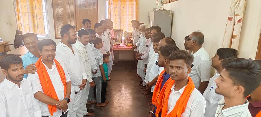 ಸುರಪುರದ ತಹಶೀಲ್ದಾರ್ ಕಚೇರಿಯಲ್ಲಿ ಶುಕ್ರವಾರ ನಡೆದ ಬಸವ ಜಯಂತಿ ಮತ್ತು ಹೇಮರೆಡ್ಡಿ ಮಲ್ಲಮ್ಮ ಜಯಂತಿ ಕಾರ್ಯಕ್ರಮದಲ್ಲಿ ತಹಶೀಲ್ದಾರ್ ನಾಗಮ್ಮ ಕಟ್ಟಿಮನಿ ಮತ್ತು ವೀರಶೈವ ಲಿಂಗಾಯತ ಸಮಾಜ ಬಾಂಧವರು ಪಾಲ್ಗೊಂಡಿದ್ದರು