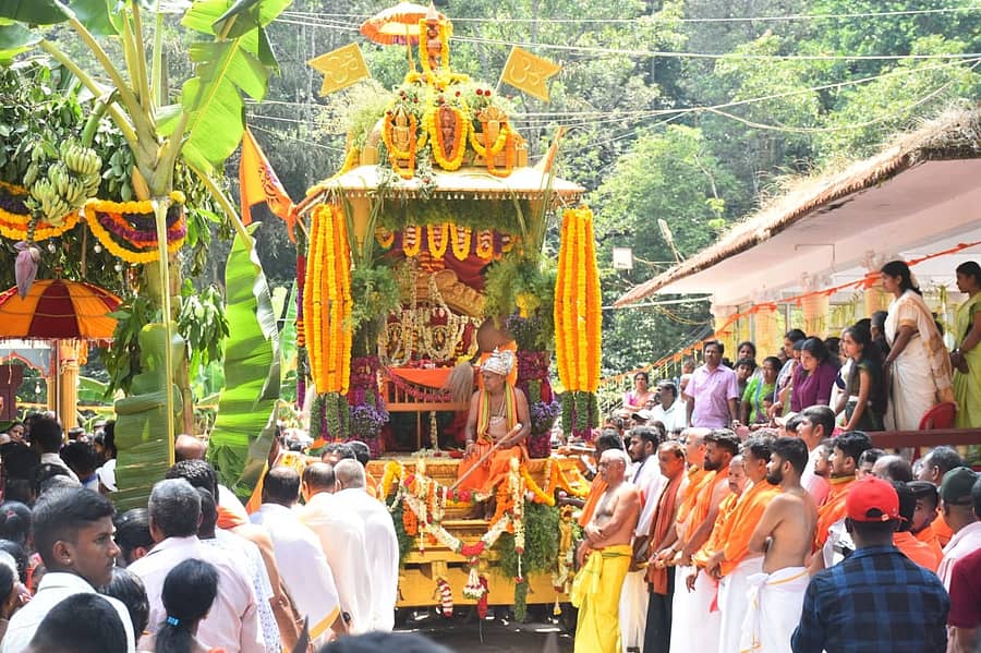 ಮಡಿಕೇರಿಯ ಕರ್ಣಂಗೇರಿಯ ರಾಜರಾಜೇಶ್ವರಿ ದೇಗುಲದಲ್ಲಿ ಮಂಗಳವಾರ ರಥೋತ್ಸವ ನಡೆಯಿತು