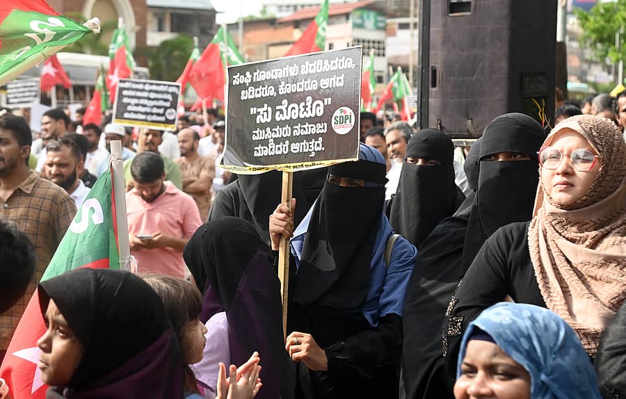 ಮಸೀದಿ ಮುಂಭಾಗದಲ್ಲಿ ನಮಾಜ್ ನಿರ್ವಹಿಸಿದವರ ವಿರುದ್ಧ ಪೊಲೀಸ್ ಇಲಾಖೆ ಪ್ರಕರಣ ದಾಖಲಿಸಿದ್ದನ್ನು ಖಂಡಿಸಿ ಎಸ್ಡಿಪಿಐ ಕಾರ್ಯಕರ್ತರು ಮಂಗಳೂರಿನ ಕ್ಲಾಕ್ ಟವರ್ ಬಳಿ ಪ್ರತಿಭಟನೆ ನಡೆಸಿದರು – ಪ್ರಜಾವಾಣಿ ಚಿತ್ರ