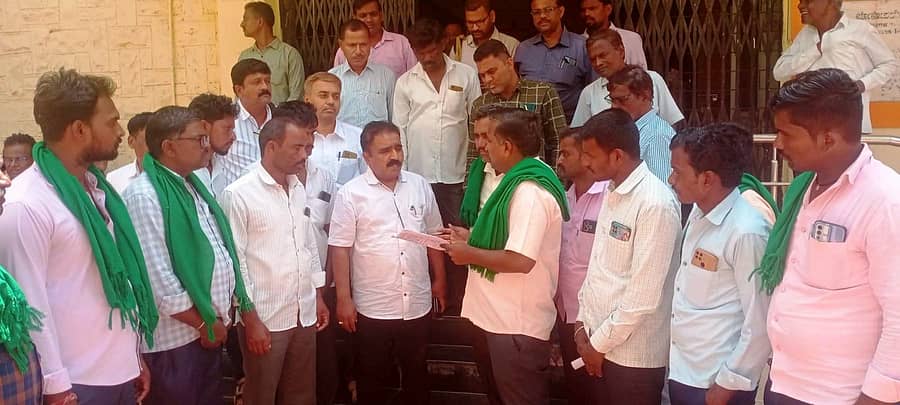 ಗ್ರಾಮ ಪಂಚಾಯಿತಿ ಮಟ್ಟದಲ್ಲಿ ಬಿತ್ತನೆಬೀಜ, ರಸಗೊಬ್ಬರ ಮತ್ತು ಕೀಟನಾಶಕ ದೊರೆಯಬೇಕು ಎಂದು ಆಗ್ರಹಿಸಿ ರಾಜ್ಯ ರೈತ ಸಂಘ ಹಾಗೂ ಹಸಿರು ಸೇನೆ ಪದಾಧಿಕಾರಿಗಳು ಗುರುವಾರ ಕೃಷಿ ಇಲಾಖೆ ಜಂಟಿ ನಿರ್ದೇಶಕ ರಾಜಶೇಖರ್ ವಿಲಿಯಂ ಅವರಿಗೆ ಮನವಿ ಸಲ್ಲಿಸಿದರು