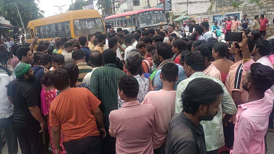 ಕಗ್ಗಲೀಪುರ ಸರ್ಕಲ್‌ನಲ್ಲಿ ಪೋಷಕರು ಪ್ರತಿಭಟನೆ ನಡೆಸಿದರು