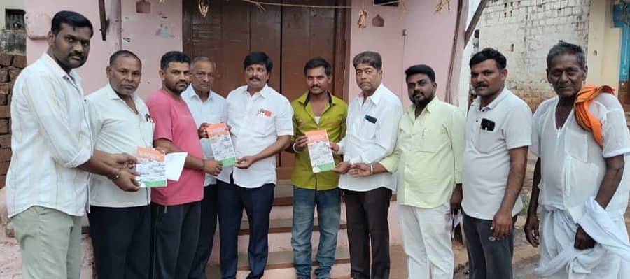 ಚಿಟಗುಪ್ಪ ತಾಲ್ಲೂಕಿನ ಮಾಡಗುಳ ಗ್ರಾಮದಲ್ಲಿ ಸೋಮವಾರ ಈಶಾನ್ಯ ಪದವೀಧರ ಕ್ಷೇತ್ರದ ಬಿಜೆಪಿ ಅಭ್ಯರ್ಥಿ ಅಮರನಾಥ ಪಾಟೀಲ ಪರ ಪಕ್ಷದ ಮುಖಂಡರು ಮತಯಾಚಿಸಿದರು