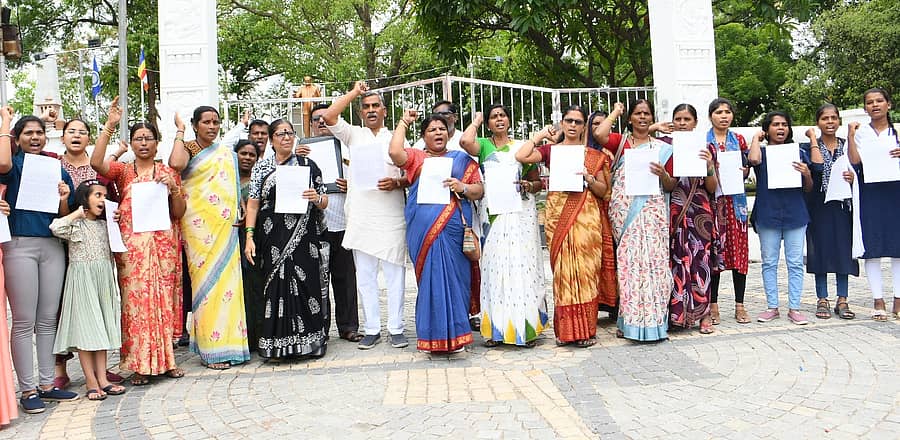 ಸಂಸದ ಪ್ರಜ್ವಲ್ ರೇವಣ್ಣ ಅವರನ್ನು ಬಂಧಿಸುವಂತೆ ಆಗ್ರಹಿಸಿ ಬುಧವಾರ ವಿವಿಧ ಪ್ರಗತಿಪರ ಸಂಘಟನೆಗಳ ಹೋರಾಟಗಾರರು ಕಲಬುರಗಿಯ ಜಗತ್ ವೃತ್ತದಲ್ಲಿ ಪ್ರತಿಭಟಿಸಿದರು.