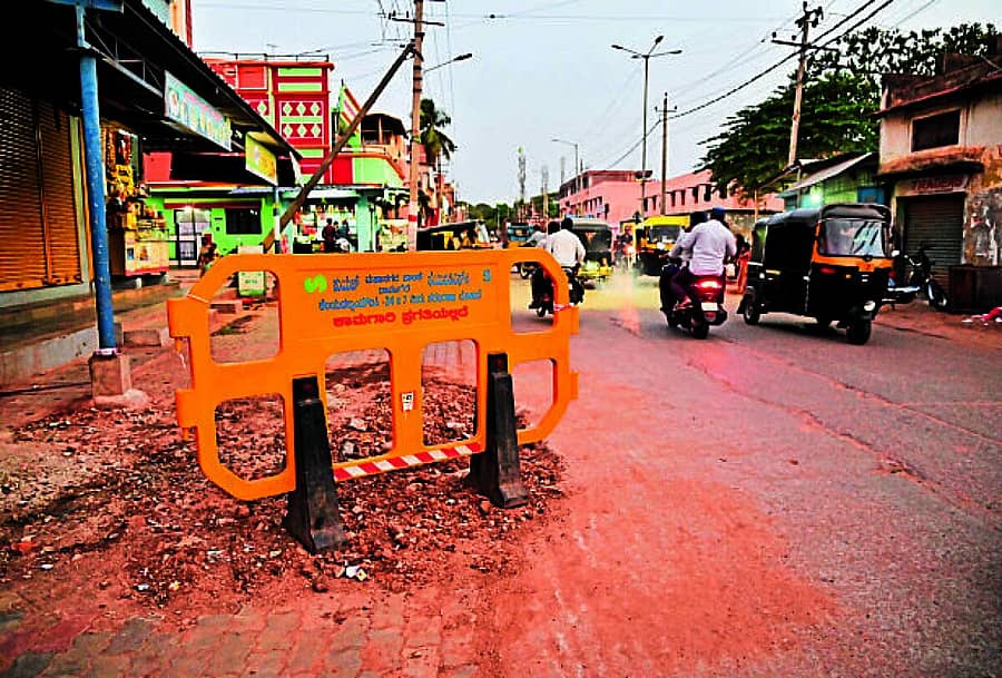 <div class="paragraphs"><p>ದಾವಣಗೆರೆಯ ಆಜಾದ್ನಗರ ಮುಖ್ಯರಸ್ತೆಯಲ್ಲಿ ನಡೆದಿರುವ ಜಲಸಿರಿ<br>ಯೋಜನೆ ಕಾಮಗಾರಿ</p></div>