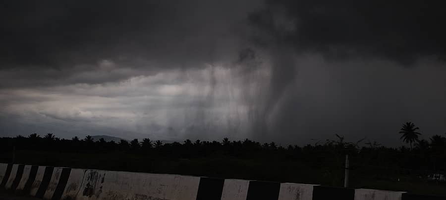 ಚಾಮರಾಜನಗರದಲ್ಲಿ ಸೋಮವಾರ ಕಪ್ಪಿಟ್ಟಿದ್ದ ಮೋಡದಿಂದ ಮಳೆ ಸುರಿಯುತ್ತಿದ್ದ ದೃಶ್ಯ