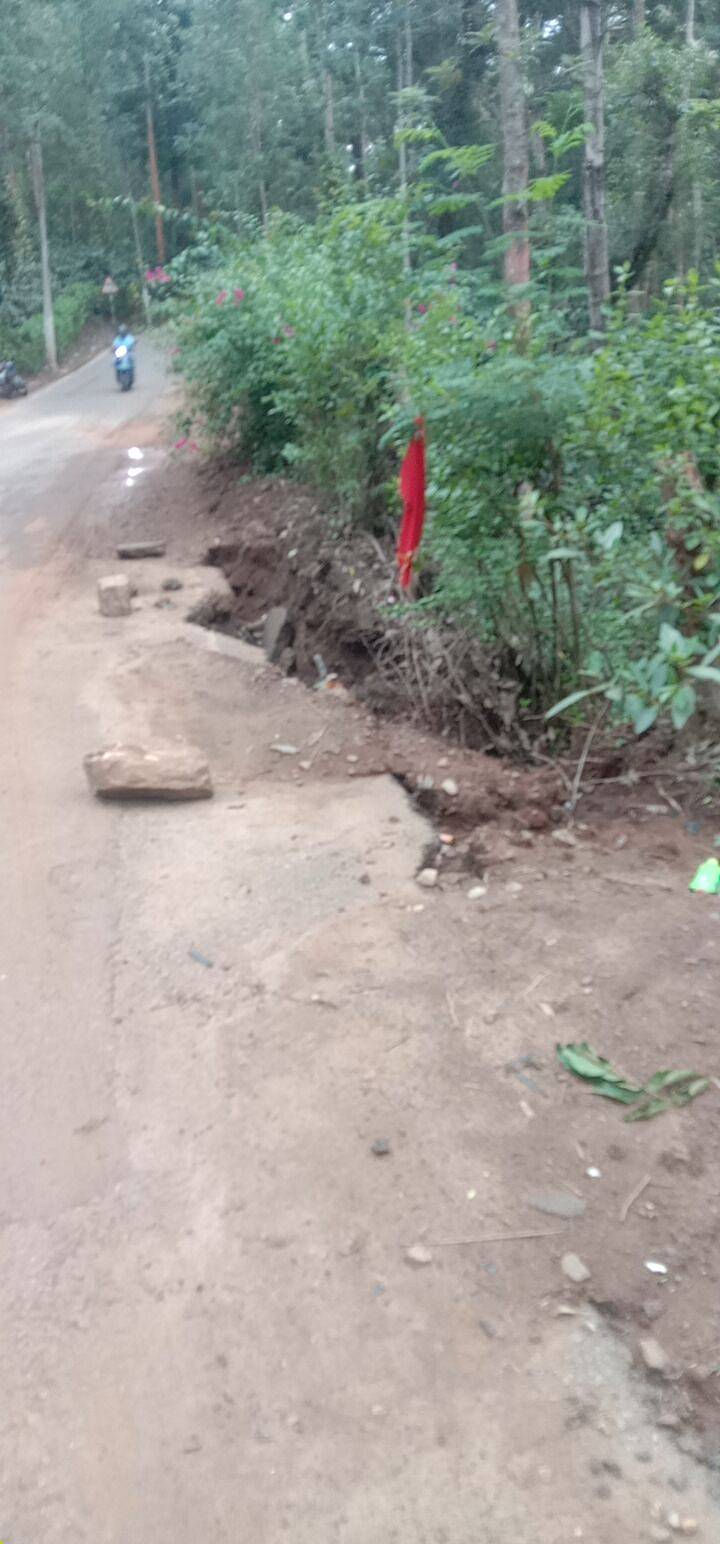 ಸುಂಟಿಕೊಪ್ಪಕ್ಕೆ ಕುಡಿಯುವ ನೀರಿಗಾಗಿ ಜಲಜೀವನ್ ಮಿಷನ್ ಯೋಜನೆಯಲ್ಲಿ ನಡೆಯುತ್ತಿರುವ ಕಾಮಗಾರಿಯಿಂದ ಕೆಂಚಟ್ಟಿ ಬಳಿ ರಸ್ತೆ ಬದಿ ಕುಸಿದಿರುವುದು