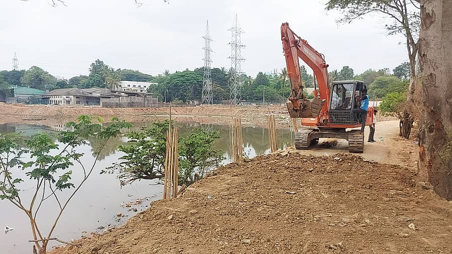 ನೆಲಗದರನಹಳ್ಳಿ ಕೆರೆಯಲ್ಲಿ ಅಭಿವೃದ್ಧಿ ಕಾಮಗಾರಿಗಳು ನಡೆಯುತ್ತಿರುವುದು