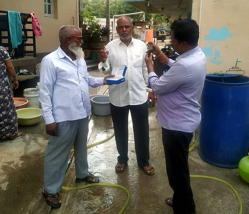 ಹರಪನಹಳ್ಳಿ ಪಟ್ಟಣದಲ್ಲಿ ನೀರಿನ ಮಾದರಿ ಪರಿಶೀಲಿಸುತ್ತಿರುವ ಪುರಸಭೆಯ ನೀರಗಂಟಿ