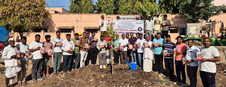 ಮುದ್ದೇಬಿಹಾಳದ ಮಹಾಂತೇಶ ನಗರದ ಮತಗಟ್ಟೆಯನ್ನು ‘ಪರಿಸರ ಜಾಗೃತಿ ಹಸಿರು ಮತಗಟ್ಟೆ’ ಎಂದು ಗುರುತಿಸಿದ್ದಕ್ಕಾಗಿ ಗಿಡಗಳನ್ನು ನೆಟ್ಟು ಮತದಾನ ಜಾಗೃತಿಯ ಪ್ರತಿಜ್ಞಾ ವಿಧಿ ಬೋಧಿಸಲಾಯಿತು
