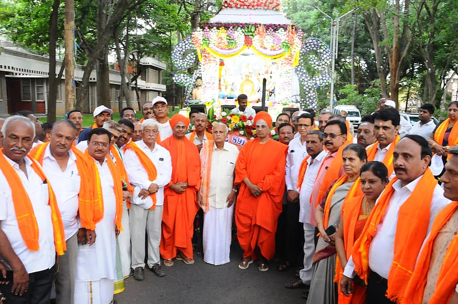 <div class="paragraphs"><p>ತುಮಕೂರಿನಲ್ಲಿ ಶುಕ್ರವಾರ ರೇಣುಕಾಚಾರ್ಯ, ಬಸವಣ್ಣ, ಸಿದ್ಧರಾಮೇಶ್ವರ ಮೂರ್ತಿಗಳ ಮೆರವಣಿಗೆ ನಡೆಯಿತು. ಸಿದ್ಧಲಿಂಗ ಸ್ವಾಮೀಜಿ, ಗಂಗಾಧರ ಸ್ವಾಮೀಜಿ, ಶಾಸಕ ಜಿ.ಬಿ.ಜ್ಯೋತಿಗಣೇಶ್, ವೀರಶೈವ ಸಮಾಜದ ಪ್ರಮುಖರಾದ ರುದ್ರಕುಮಾರ್ ಆರಾಧ್ಯ, ಮೋಹನ್ ಕುಮಾರ್ ಪಟೇಲ್ ಇತರರು ಭಾಗವಹಿಸಿದ್ದರು</p></div>