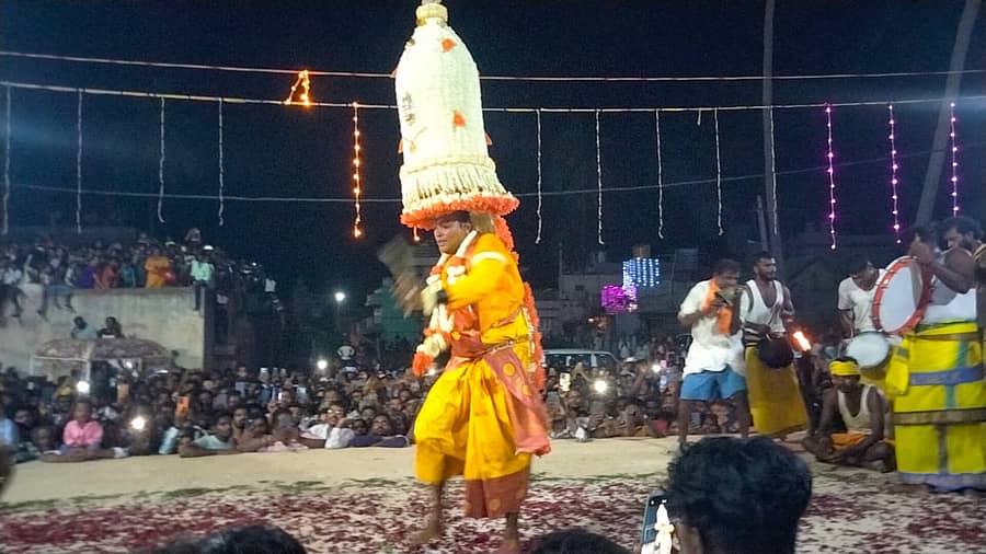 ಕೋಲಾರ ತಾಲ್ಲೂಕಿನ ನರಸಾಪುರದಲ್ಲಿ ಭಾನುವಾರ ರಾತ್ರಿ ನಡೆದ ಹೂವಿನ ಕರಗ ಮಹೋತ್ಸವ