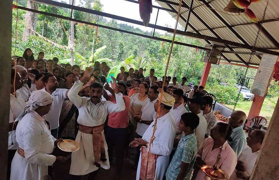 ಸುಂಟಿಕೊಪ್ಪ ಸಮೀಪದ ಕೆದಕಲ್ ನೇಗದಾಳು ಗ್ರಾಮದಲ್ಲಿರುವ ಮಹಾದೇವ ಈಶ್ವರ ದೇವಾಲಯದ ಎಂಟನೇ ವಾರ್ಷಿಕೋತ್ಸವ ಅಂಗವಾಗಿ ಕೆರೆಯಿಂದ ಗಂಗಾಜಲವನ್ನು ತಂದು ಕುಂಭ ಪೂಜೆ ನೆರವೇರಿಸಲಾಯಿತು