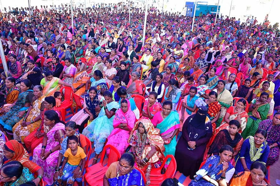ಗದಗ ತಾಲ್ಲೂಕಿನ ಕುರ್ತಕೋಟಿ ಗ್ರಾಮದಲ್ಲಿ ನಡೆದ ಕಾಂಗ್ರೆಸ್ ಪ್ರಚಾರ ಸಭೆಯಲ್ಲಿ ಸಾವಿರಾರು ಮಹಿಳೆಯರು ಭಾಗವಹಿಸಿದ್ದರು