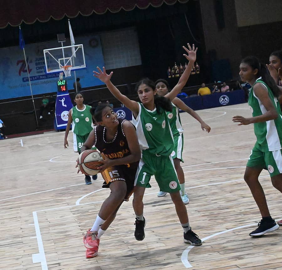 ಇಂದೋರ್‌ನಲ್ಲಿ ನಡೆಯುತ್ತಿರುವ ಜೂನಿಯರ್‌ ರಾಷ್ಟ್ರೀಯ ಬ್ಯಾಸ್ಕೆಟ್‌ಬಾಲ್‌ ಚಾಂಪಿಯನ್‌ಷಿಪ್‌ನ ಕ್ವಾರ್ಟರ್‌ ಫೈನಲ್‌ನಲ್ಲಿ ಗುಜರಾತ್‌ ತಂಡದ ವಿರುದ್ಧ ಮಿಂಚಿದ ಕರ್ನಾಟಕದ ಆದ್ಯಾ ಗೌಡ (ಕಪ್ಪು)