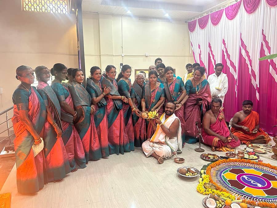 ಹೆಬ್ರಿ ವಿಶ್ವಕರ್ಮ ಮಹಿಳಾ ಮಂಡಳಿ ವತಿಯಿಂದ ನಡೆದ ಸಾಮೂಹಿಕ ಶನೈಶ್ಚರ ಪೂಜೆಯಲ್ಲಿ ವಿದ್ವಾನ್ ಚಂದ್ರಕಾಂತ್ ಪುರೋಹಿತ್ ಅವರನ್ನು ಗೌರವಿಸಲಾಯಿತು