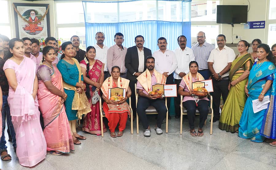 ಚಾಮರಾಜನಗರದ ಜೆಎಸ್ಎಸ್ ಆಸ್ಪತ್ರೆಯಲ್ಲಿ ನಡೆದ ವಿಶ್ವ ದಾದಿಯರ ದಿನಾಚರಣೆ ಕಾರ್ಯಕ್ರಮದಲ್ಲಿ ಉತ್ತಮ ಸೇವೆ ಸಲ್ಲಿಸುತ್ತಿರುವ ರಾಣಿ, ಎಸ್.ಮಂಜುನಾಥ್ ಮತ್ತು ಮಧು ಅವರನ್ನು ಗಣ್ಯರು ಸನ್ಮಾನಿಸಿದರು. ಸಿಮ್ಸ್ ಡೀನ್ ಡಾ.ಮಂಜುನಾಥ್, ಡಾ.ಮಹೇಶ್, ಡಾ.ವಿಕಾಸ್, ವಿನಯ್ಕುಮಾರ್ ಇತರರು ಪಾಲ್ಗೊಂಡಿದ್ದರು