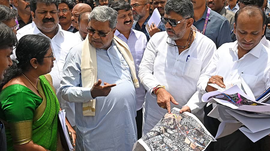 ಮುಖ್ಯಮಂತ್ರಿ ಸಿದ್ದರಾಮಯ್ಯ, ಉಪ ಮುಖ್ಯಮಂತ್ರಿ ಡಿ.ಕೆ. ಶಿವಕುಮಾರ್‌ ಅವರು ಗಾಳಿ ಆಂಜನೇಯ ದೇವಸ್ಥಾನದ ಬಳಿ ಮುಂಗಾರು ಮಳೆ ಮುಂಜಾಗ್ರತೆ ಕ್ರಮಗಳ ಬಗ್ಗೆ ಬಿಬಿಎಂಪಿ ಅಧಿಕಾರಿಗಳಿಂದ ಮಾಹಿತಿ ಪಡೆದರು
ಪ್ರಜಾವಾಣಿ ಚಿತ್ರ