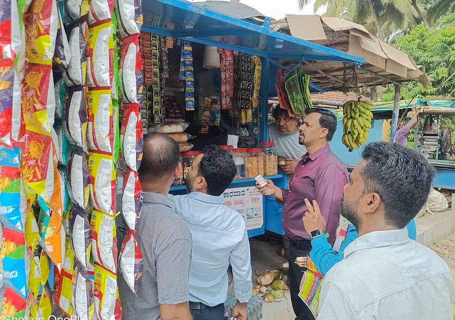 ಕಾರವಾರದಲ್ಲಿ ತಂಬಾಕು ಉತ್ಪನ್ನ ಮಾರಾಟ ಮಾಡುತ್ತಿದ್ದ ಗೂಡಂಗಡಿಯೊಂದರಲ್ಲಿ ಹೆಚ್ಚುವರಿ ಜಿಲ್ಲಾಧಿಕಾರಿ ಪ್ರಕಾಶ ರಜಪೂತ್ ನೇತೃತ್ವದಲ್ಲಿ ಅಧಿಕಾರಿಗಳು ಪರಿಶೀಲನೆ ನಡೆಸಿದರು