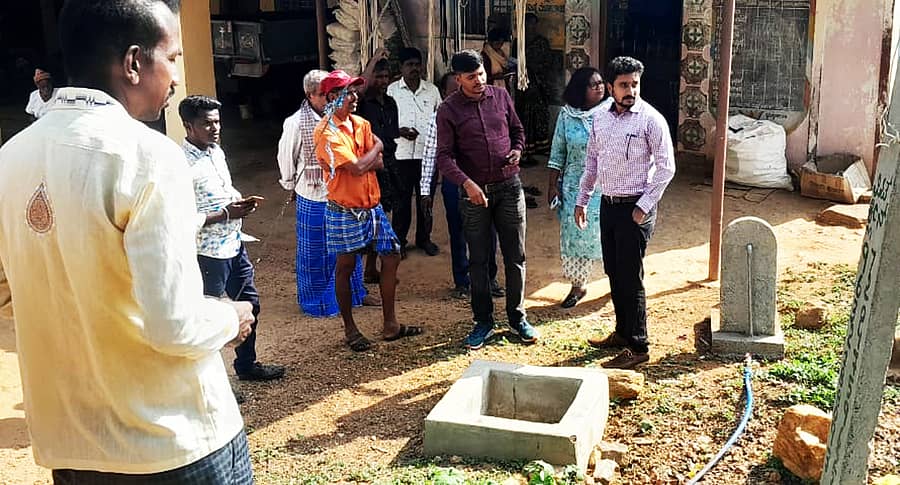 ಕೊರಟಗೆರೆ ತಾಲ್ಲೂಕಿನ ಚಿಕ್ಕಪಾಳ್ಯ ಗ್ರಾಮದಲ್ಲಿ ಜಲಜೀವನ್ ಮಷಿನ್ ಕಾಮಗಾರಿ ನಡೆದ ಸ್ಥಳಕ್ಕೆ ಶುಕ್ರವಾರ ತಾ.ಪಂ. ಇಒ ಅಪೂರ್ವ, ಎಇಇ ಕೀರ್ತಿ ನಾಯಕ್ ಭೇಟಿ ನೀಡಿ ಪರಿಶೀಲಿಸಿದರು