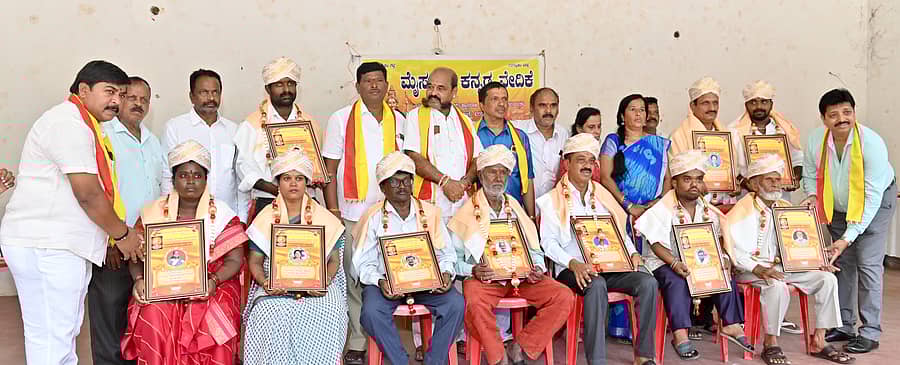 ಮೈಸೂರು ಕನ್ನಡ ವೇದಿಕೆ ಶುಕ್ರವಾರ ಆಯೋಜಿಸಿದ್ದ ಬಸವೇಶ್ವರ ಜಯಂತಿ ಮತ್ತು ಕಾರ್ಮಿಕ ದಿನಾಚರಣೆ ಪ್ರಯುಕ್ತ ವಿವಿಧ ಕ್ಷೇತ್ರದ ಸಾಧಕರಿಗೆ ‘ಕಾಯಕಯೋಗಿ ಪ್ರಶಸ್ತಿ’ಯನ್ನು ನಗರಪಾಲಿಕೆ ಮಾಜಿ ಸದಸ್ಯ ಗೋಪಿ ಹಾಗೂ ಹೋಟೆಲ್ ಮಾಲೀಕರ ಸಂಘದ ಅಧ್ಯಕ್ಷ ಸಿ.ನಾರಾಯಣಗೌಡ ಪ್ರದಾನ ಮಾಡಿದರು. ಎಸ್.ಬಾಲಕೃಷ್ಣ, ನಾಲಾಬೀದಿ ರವಿ, ಮನೋಹರ್ ಪಾಲ್ಗೊಂಡಿದ್ದರು. –ಪ್ರಜಾವಾಣಿ ಚಿತ್ರ