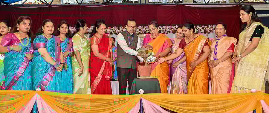 ಮೈಸೂರಿನ ಮಹಾರಾಣಿ ಮಹಿಳಾ ವಿಜ್ಞಾನ ಕಾಲೇಜಿನಲ್ಲಿ ಗುರುವಾರ ಆಯೋಜಿಸಿದ್ದ ಕಾರ್ಯಕ್ರಮವನ್ನು ಪ್ರೊ.ಸಬಿಹಾ ಭೂಮಿಗೌಡ ಉದ್ಘಾಟಿಸಿದರು. ಪ್ರೊ.ಎಂ.ಅಬ್ದುಲ್ ರಹಿಮಾನ್, ವಿವಿಧ ವೇದಿಕೆಗಳ ಪದಾಧಿಕಾರಿಗಳು ಹಾಜರಿದ್ದರು –ಪ್ರಜಾವಾಣಿ ಚಿತ್ರ