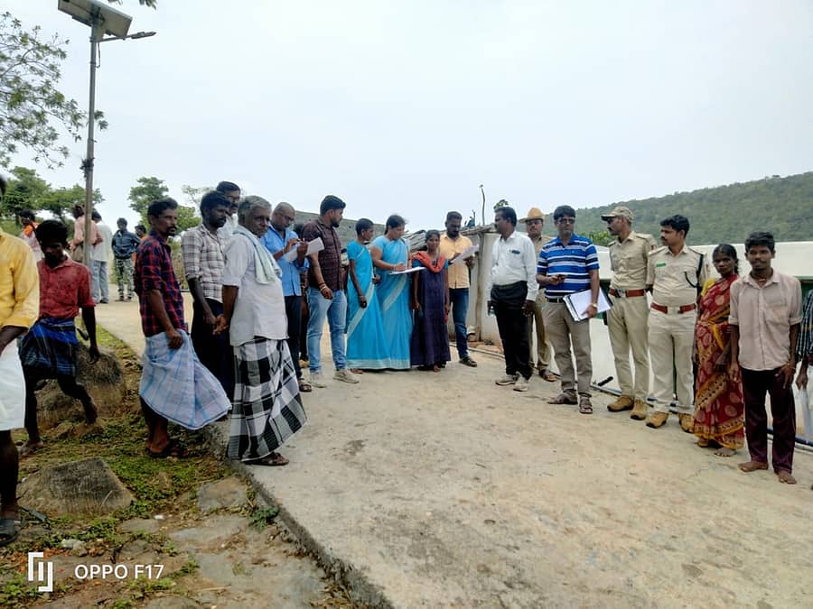 ಮೆಂದರೆಯಲ್ಲಿ ಸರ್ವೆ ಕಾರ್ಯದಲ್ಲಿ ತೊಡಗಿರುವ ಸಿಬ್ಬಂದಿ ಗ್ರಾಮಸ್ಥರಿಂದ ಮಾಹಿತಿ ಕಲೆಹಾಕಿದರು