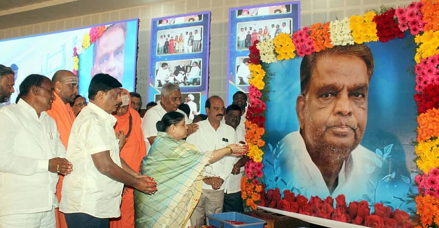 ನುಡಿನಮನ ಕಾರ್ಯಕ್ರಮದಲ್ಲಿ ಶ್ರೀನಿವಾಸ ಪ್ರಸಾದ್‌ ಪತ್ನಿ ಭಾಗ್ಯಲಕ್ಷ್ಮಿ, ಸಚಿವ ಎಚ್‌.ಸಿ.ಮಹದೇವಪ್ಪ, ಸುತ್ತೂರು ಶ್ರೀ ಸೇರಿದಂತೆ ಗಣ್ಯರು ಶ್ರೀನಿವಾಸ ಪ್ರಸಾದ್‌ ಭಾವಚಿತ್ರಕ್ಕೆ ಪುಷ್ಪಾರ್ಚನೆ ಮಾಡಿದರು