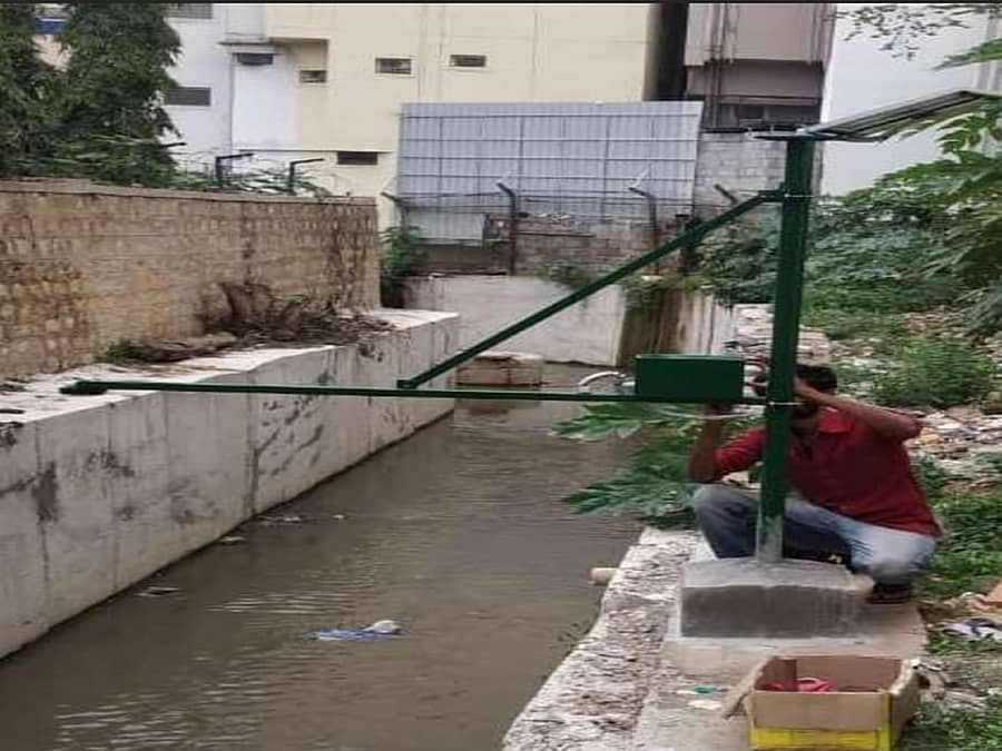 ನಗರದ ರಾಜಕಾಲುವೆಯಲ್ಲಿ ಸೆನ್ಸಾರ್ ಅಳವಡಿಸುತ್ತಿರುವುದು