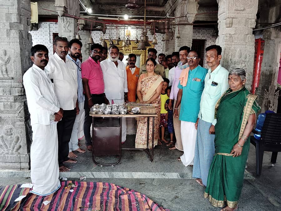 ತೆಕ್ಕಲಕೋಟೆ ಸಮೀಪದ ಶ್ರೀವರವಿನ ಮಲ್ಲೇಶ್ವರ ದೇವಸ್ಥಾನದ ಹುಂಡಿ ಎಣಿಕೆ ಕಾರ್ಯ ನಡೆಯಿತು