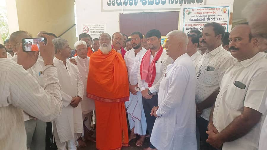 ಸಿಂಧನೂರಿನ ಮಿನಿವಿಧಾನಸೌಧದಲ್ಲಿ ಶುಕ್ರವಾರ ಹಮ್ಮಿಕೊಂಡಿದ್ದ ಬಸವ ಜಯಂತಿ ಮತ್ತು ಹೇಮರೆಡ್ಡಿ ಮಲ್ಲಮ್ಮ ಜಯಂತಿ ಆಚರಣಾ ಕಾರ್ಯಕ್ರಮದಲ್ಲಿ ಯದ್ದಲದೊಡ್ಡಿ ವಿರಕ್ತ ಮಠದ ಮಹಾಲಿಂಗ ಮಹಾಸ್ವಾಮೀಜಿ ಮಾತನಾಡಿದರು