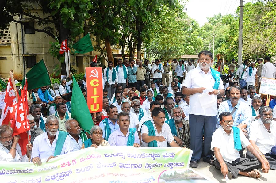 ತುಮಕೂರು ಹೇಮಾವತಿ ನಾಲಾ ವಲಯ ಕಚೇರಿ ಎದುರು ಬುಧವಾರ ಸಂಯುಕ್ತ ಹೋರಾಟ– ಕರ್ನಾಟಕ ಸಂಘಟನೆ ನೇತೃತ್ವದಲ್ಲಿ ಧರಣಿ ನಡೆಸಲಾಯಿತು